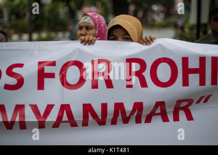 Jakarta, Jakarta, Indonesien. 28 Aug, 2017. Rohingyas und Migranten aus Bangladesch Parolen schreien, wie Sie halten Protest banner Lesung des oberen Rohingya Völkermord", "Betet für die Rohingya', 'Speichern Rohingya', 'Stop Völkermord Rohingya in Myanmar' und 'Festnahme und den Völkermord der Rohingya verfolgen" während eines Protestes vor dem Hohen Kommissar der Vereinten Nationen für Flüchtlinge (UNHCR) Büro in Jakarta, Indonesien am 28. August 2017. Dutzende von Rohingyas und Migranten aus Bangladesch protestiert vor der UNHCR-Büros drängen Myanmars Regierung auf, die Gewalt gegen die Rohingyas Menschen zu stoppen. Tausende der Rohingya Stockfoto