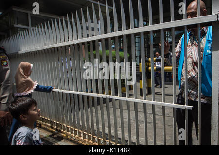 Jakarta, Jakarta, Indonesien. 28 Aug, 2017. Rohingyas und Bangladesch muslimische Kinder stehen außerhalb des UNHCR bei einer Protestaktion vor dem Hohen Kommissar der Vereinten Nationen für Flüchtlinge (UNHCR) Büro in Jakarta, Indonesien am 28. August 2017. Dutzende von Rohingyas und Migranten aus Bangladesch protestiert vor der UNHCR-Büros drängen Myanmars Regierung auf, die Gewalt gegen die Rohingyas Menschen zu stoppen. Tausende der Rohingya Muslime auf der Flucht vor der Gewalt in Myanmar versuchten, der Grenze zu Bangladesch als frisch Kämpfen in Myanmars nordwestlichen Rakhine ausbrachen, Kreuz, Indien heute Repo Stockfoto