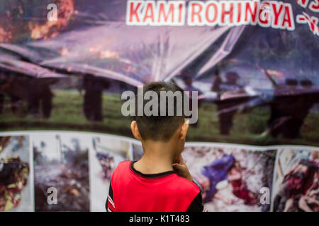 Jakarta, Jakarta, Indonesien. 28 Aug, 2017. Rohingyas und Bangladesch muslimische Kinder stehen außerhalb des UNHCR bei einer Protestaktion vor dem Hohen Kommissar der Vereinten Nationen für Flüchtlinge (UNHCR) Büro in Jakarta, Indonesien am 28. August 2017. Dutzende von Rohingyas und Migranten aus Bangladesch protestiert vor der UNHCR-Büros drängen Myanmars Regierung auf, die Gewalt gegen die Rohingyas Menschen zu stoppen. Tausende der Rohingya Muslime auf der Flucht vor der Gewalt in Myanmar versuchten, der Grenze zu Bangladesch als frisch Kämpfen in Myanmars nordwestlichen Rakhine ausbrachen, Kreuz, Indien heute Repo Stockfoto