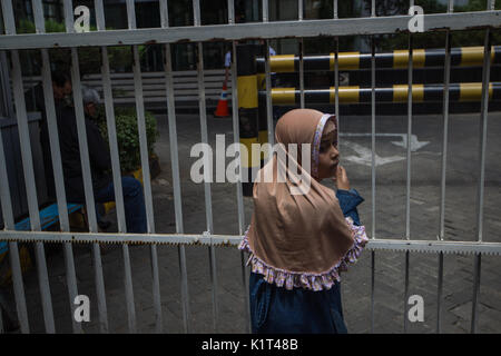 Jakarta, Jakarta, Indonesien. 28 Aug, 2017. Rohingyas und Bangladesch muslimische Kinder stehen außerhalb des UNHCR bei einer Protestaktion vor dem Hohen Kommissar der Vereinten Nationen für Flüchtlinge (UNHCR) Büro in Jakarta, Indonesien am 28. August 2017. Dutzende von Rohingyas und Migranten aus Bangladesch protestiert vor der UNHCR-Büros drängen Myanmars Regierung auf, die Gewalt gegen die Rohingyas Menschen zu stoppen. Tausende der Rohingya Muslime auf der Flucht vor der Gewalt in Myanmar versuchten, der Grenze zu Bangladesch als frisch Kämpfen in Myanmars nordwestlichen Rakhine ausbrachen, Kreuz, Indien heute Repo Stockfoto