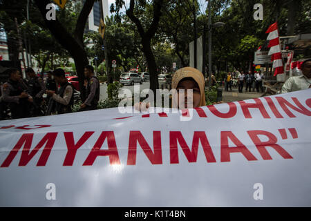 Jakarta, Jakarta, Indonesien. 28 Aug, 2017. Rohingyas und Migranten aus Bangladesch Parolen schreien, wie Sie halten Protest banner Lesung des oberen Rohingya Völkermord", "Betet für die Rohingya', 'Speichern Rohingya', 'Stop Völkermord Rohingya in Myanmar' und 'Festnahme und den Völkermord der Rohingya verfolgen" während eines Protestes vor dem Hohen Kommissar der Vereinten Nationen für Flüchtlinge (UNHCR) Büro in Jakarta, Indonesien am 28. August 2017. Dutzende von Rohingyas und Migranten aus Bangladesch protestiert vor der UNHCR-Büros drängen Myanmars Regierung auf, die Gewalt gegen die Rohingyas Menschen zu stoppen. Tausende der Rohingya Stockfoto