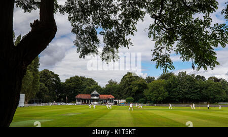 Der Sefton Park Cricket Club spielt am Samstag, den 29. Juli 2017, auf seinem Gelände in Liverpool den New Brighton Cricket Club Stockfoto