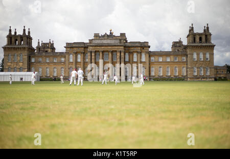 Auf 0001 ein Embargo verhängt Montag, 28. August Blenheim Park Cricket Club spielen eine Heimspiel gegen Islip Cricket Club im Süden Rasen an Blenheim Palace in Oxfordshire am Sonntag, den 23. Juli 2017. Stockfoto