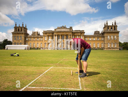 Embargo auf 0001 Montag, 28. August Blenheim Park Cricket Club Spieler bereiten sich die Tonhöhe vor dem Heimspiel gegen Islip Cricket Club im Süden Rasen an Blenheim Palace in Oxfordshire am Sonntag, den 23. Juli 2017. Stockfoto