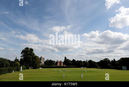 Der Blick vom oberen Stockwerk des Pavillons auf die St. Michael's Church (links) und das Dower House (rechts) als Spiel findet am Samstag, den 3. Juni 2017 im Maidenhead und Bray Cricket Club in Berkshire statt Stockfoto