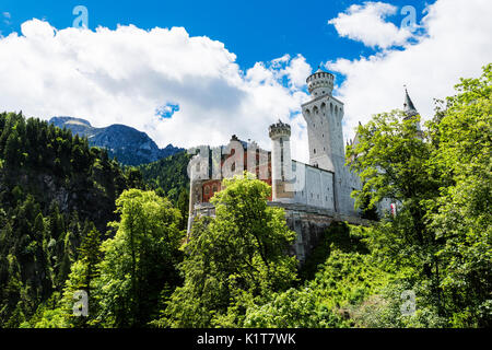 Schloss Neuschwanstein ist eine sehr berühmte Schloss Position auf einem Hügel über der deutschen Stadt in der Nähe von Hohenschwangau Füssen im bayerischen Raum von Deutschland Stockfoto