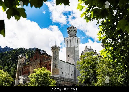 Schloss Neuschwanstein ist eine sehr berühmte Schloss Position auf einem Hügel über der deutschen Stadt in der Nähe von Hohenschwangau Füssen im bayerischen Raum von Deutschland Stockfoto