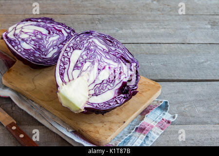 Organic Rot (Blau, Violett) Kohl auf Holz Schneidebrett, kopieren Raum - frische, gesunde Lebensmittel Zutat, bereit zum Kochen Stockfoto