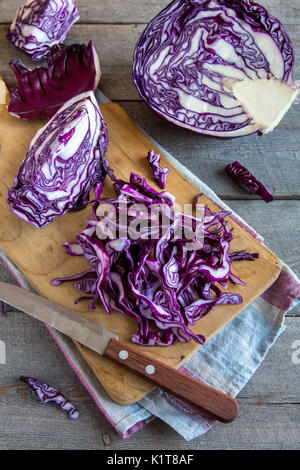 Bio gehackt rot (blau, lila) Kohl auf Holz Schneidebrett kopieren Raum - frische gesunde Lebensmittelzutat, bereit zum Kochen Stockfoto