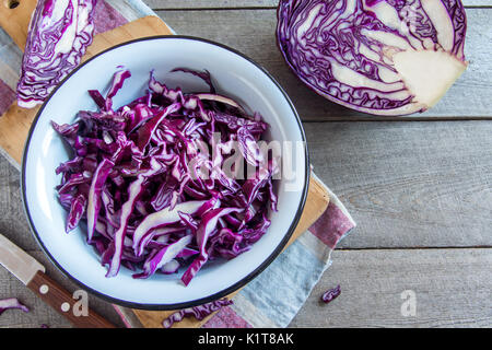 Bio gehackt rot (blau, lila) Kohl auf Holz Schneidebrett kopieren Raum - frische gesunde Lebensmittelzutat, bereit zum Kochen Stockfoto