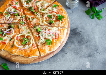 Vegetarische Pizza auf rustikalen konkreten Hintergrund. Italienische Pizza mit Gemüse und Käse. Stockfoto