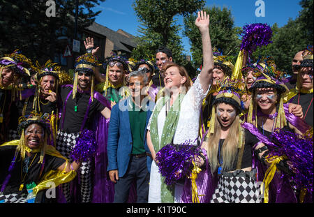 Bürgermeister von London, Sadiq Khan mit MP für Kensington, Emma Dent Coad am Notting Hill Carnival 2017. Beide sprach über die Grenfell Turm Tragödie Stockfoto