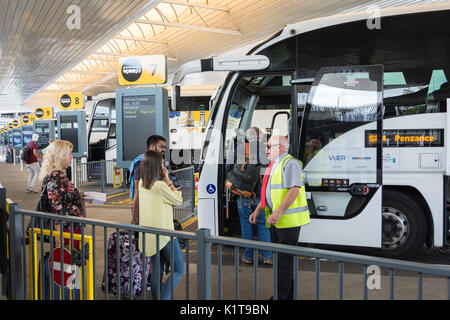 Trainer an der zentralen Bushaltestelle am Flughafen Heathrow, London, Großbritannien warten Stockfoto