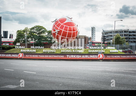 Reiseziele von Turkish Airlines Globe, Terminal 2, Flughafen Heathrow, Inner Ring East, Hounslow, Vereinigtes Königreich Stockfoto