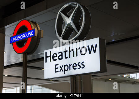 Schilder für den Heathrow Express und die Londoner U-Bahn am Heathrow Airport Terminal 2 Building, London, England, Großbritannien Stockfoto