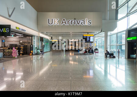 Ein fast verlassenes de Ankunftshalle am Flughafen Heathrow Terminal 2, London, UK Stockfoto