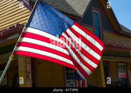 Colorfu united states amerikanische Flagge im Wind mit Hintergrundbeleuchtung Stockfoto
