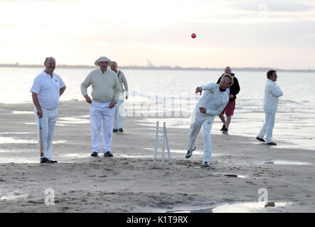 Übereinstimmung Aktion während der jährlichen Brambles Cricket Match zwischen dem Royal Southern Yacht Club und die Insel Sailing Club, welcher am Dornbusch Bank Sandbank in der Mitte des Solent auf der Ebbe. Stockfoto