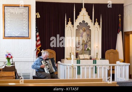 Akkordeon spieler Aufwärmen für einen Dienst in der Kirche in ländlichen North Dakota Stockfoto