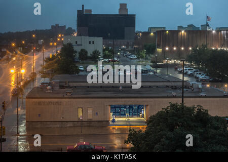 Einsame person Schutz während einer regen Sturm in Omaha, Nebraska, Stockfoto