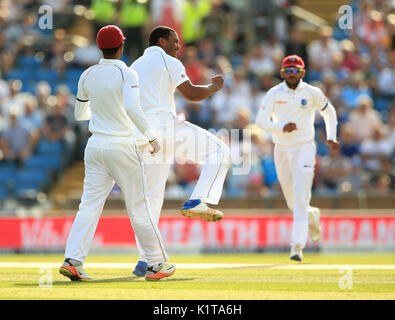 West Indies Shannon Gabriel feiert nach der Einnahme der wicket von England's Mark Stoneman am Tag drei der im zweiten Investec Testspiel in Leeds. Stockfoto