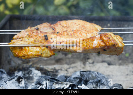 Die Shish Kebab aus Fleisch bereitet auf Holzkohle. Stücke von Fleisch am Spieß Stockfoto