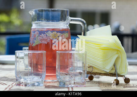 Kalte Limonade mit frischen Erdbeeren, Minze, Limette und Marmelade in Gläser und Krug. Gesundes Getränk und im Sommer Erfrischung Konzept. Copyspace, Ansicht von oben Stockfoto