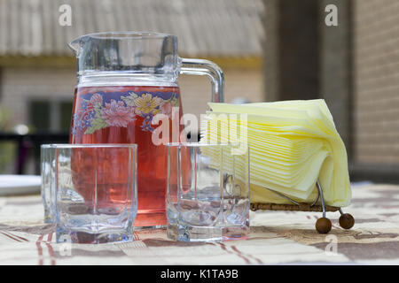 Kalte Limonade mit frischen Erdbeeren, Minze, Limette und Marmelade in Gläser und Krug. Gesundes Getränk und im Sommer Erfrischung Konzept. Copyspace, Ansicht von oben Stockfoto