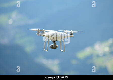 Eine nicht-militärische Drohne DJI Phantom 4 pro über Alpen: Dolomiti und Marmolada Gletscher Stockfoto