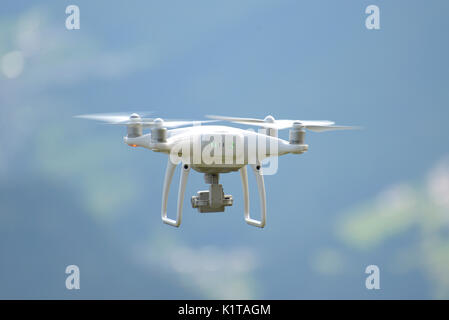 Eine nicht-militärische Drohne DJI Phantom 4 pro über Alpen: Dolomiti und Marmolada Gletscher Stockfoto