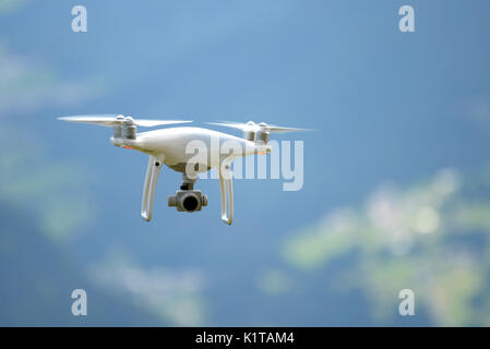 Eine nicht-militärische Drohne DJI Phantom 4 pro über Alpen: Dolomiti und Marmolada Gletscher Stockfoto