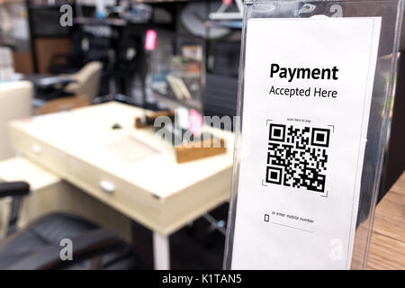 Qr-code Zahlung, Online-Shopping, bargeldlose Technologie Konzept. Coffee shop akzeptierten digitalen Pay ohne Geld. Stockfoto