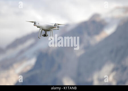 Eine nicht-militärische Drohne DJI Phantom 4 pro über Alpen: Dolomiti und Marmolada Gletscher Stockfoto