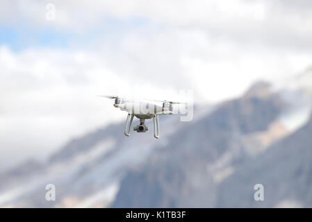 Eine nicht-militärische Drohne DJI Phantom 4 pro über Alpen: Dolomiti und Marmolada Gletscher Stockfoto