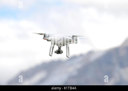 Eine nicht-militärische Drohne DJI Phantom 4 pro über Alpen: Dolomiti und Marmolada Gletscher Stockfoto