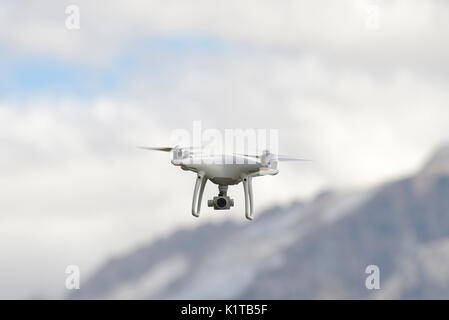 Eine nicht-militärische Drohne DJI Phantom 4 pro über Alpen: Dolomiti und Marmolada Gletscher Stockfoto