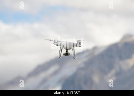 Eine nicht-militärische Drohne DJI Phantom 4 pro über Alpen: Dolomiti und Marmolada Gletscher Stockfoto