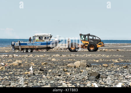 Fischerboote sind von einem Traktor Schlepper, der Sie zurück tragen am Strand, Anchor Point, Alaska an Land geschleppt. Die einzigartige Schiff verwendet Logging Skidder zum Abschleppen Fischerboote aus dem Cook Inlet, der sich die steilen Strand zum Parkplatz und ist das Ergebnis von extremer Tide, dass würde ein Boot sonst unmöglich. Stockfoto