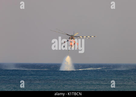 Zakynthos/Griechenland 12. August 2017: Sikorsky S-64 Skycrane e, Kampf gegen Feuer auf Zakynthos. Stockfoto