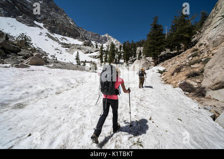 Backpackers cross ein schneefeld auf dem Weg nach Mt. Whitney Trail im Juni 2017. Stockfoto