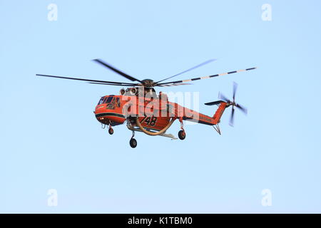 Zakynthos/Griechenland 12. August 2017: Sikorsky S-64 Skycrane e, Kampf gegen Feuer auf Zakynthos. Stockfoto