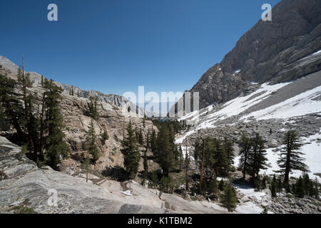 Ein Blick auf das Tal von der Mt. Whitney Trail mit Lone Pine Lake in der Ferne. Stockfoto
