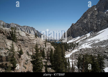 Ein Blick auf das Tal von der Mt. Whitney Trail mit Lone Pine Lake in der Ferne. Stockfoto