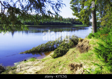 Sibirische Landschaft. Morgen im Norden Sossjwa Fluss Stockfoto