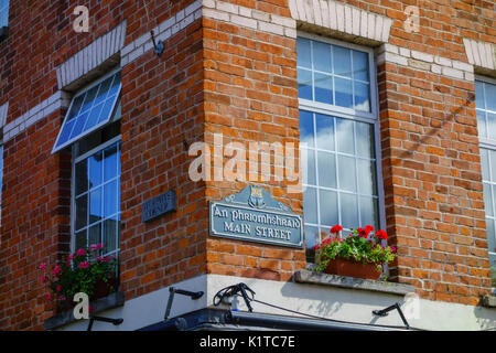 Red brick wall Übersicht Straßennamen als Hauptstraße und Murphys Corner, Macroom County Cork Irland Stockfoto