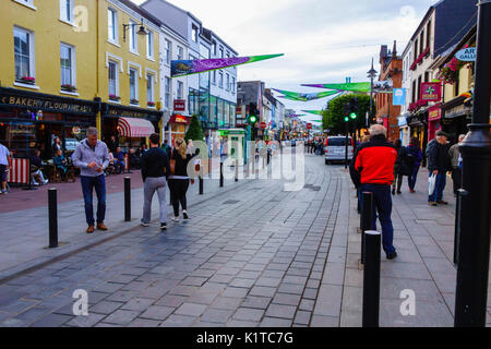 Touristen und Einheimische mischen sich in den frühen Abend entlang Hauptstraße Killarney County Kerry Irland Stockfoto