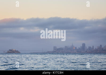 Ein Spot von Sonnenlicht beleuchtet die Seite der einzelnen Gebäude in der Skyline von San Francisco. Stockfoto