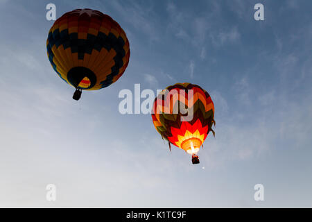 Zwei bunte Heißluftballons schweben Weg in den Himmel Stockfoto