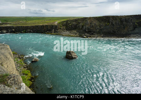 Island - kristallklaren Fluss Der Wasserfall Godafoss im Sunshine in grün Canyon in der Nähe von laugar Stockfoto