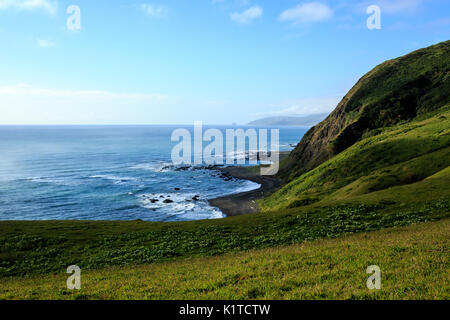 Scheint die Sonne durch die Wolken ein Muster auf dem Lost Coast Hills zu erstellen. Stockfoto